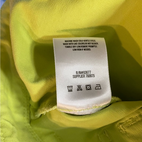 Liz Claiborne Ladies 12 Mid Rise Cotton Shorts
Chartreuse
Pockets front and back - Picture 4 of 6